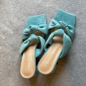 TORGEIS, Flamingo Knotted Block Heel Sandal in color Blue